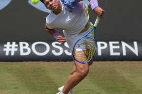 九游APP-斯图加特训练开放日，集结日主帅复盘引欢呼，意大利杯在即，年轻球员得到机会的简单介绍